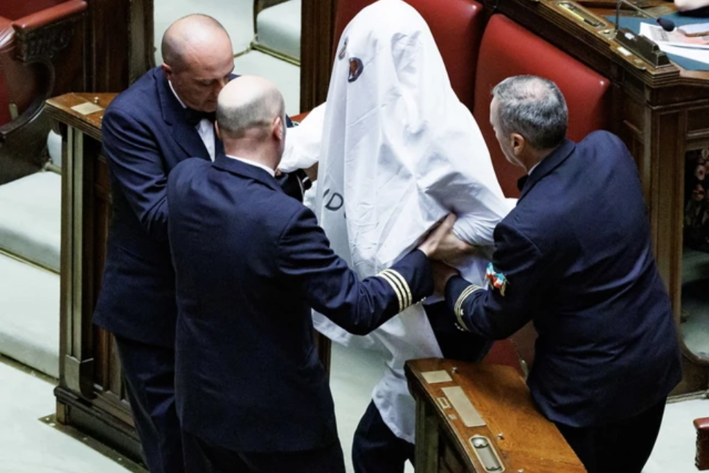 Referendum sulla cittadinanza: Magi protesta vestito da fantasma